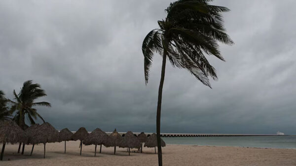 দেশের আট অঞ্চলে ঝড়ের আভাস, নদীবন্দরে সতর্কতা