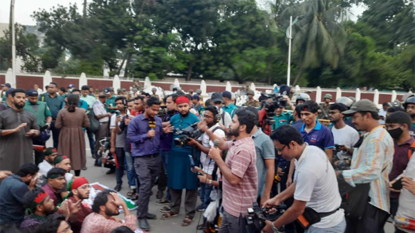 পদ ছাড়তে রাষ্ট্রপতিকে ২৪ ঘণ্টার আল্টিমেটাম