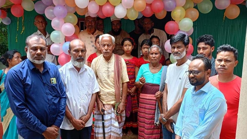 দরিদ্র হাজং পরিবারকে নতুন ঘর দিলেন : ডেপুটি স্পিকার ব্যারিস্টার কায়সার কামাল