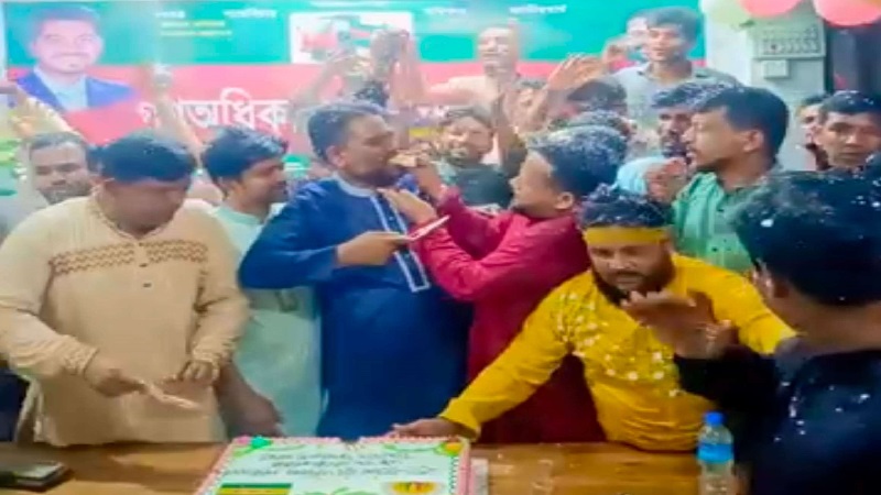  দশমিনায় কেক কেটে বাংলাদেশ যুব অধিকার পরিষদের ৬ষ্ঠ প্রতিষ্ঠাবার্ষিকী উদযাপন