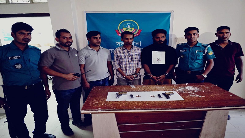 গাজীপুরে পুলিশের বিশেষ অভিযানে ২ বিদেশি পিস্তল উদ্ধার, গ্রেপ্তার ২