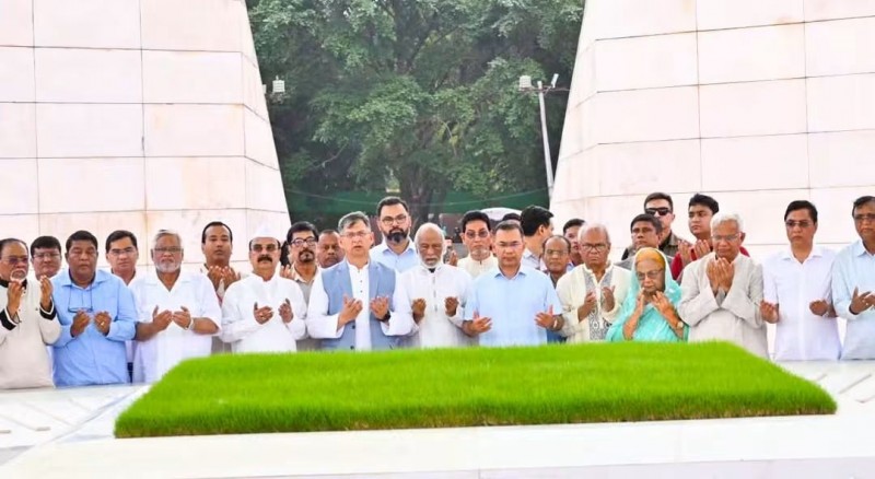 সাবেক রাষ্ট্রপতি শহীদ জিয়াউর রহমান ও সাবেক প্রধানমন্ত্রী বেগম খালেদা জিয়ার  সমাধিতে প্রধানমন্ত্রীর  শ্রদ্ধা নিবেদন
