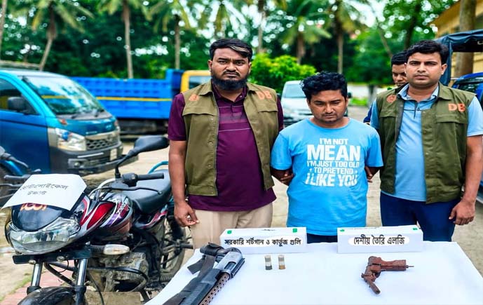 কুমিল্লায় ডিবির জালে অস্ত্রসহ যুবক গ্রেফতার
