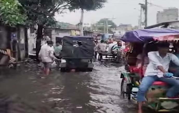 গাজীপুরে টানা বর্ষনে ভয়াবহ জলাবদ্ধতা, ঘরবন্দি হাজারো মানুষ