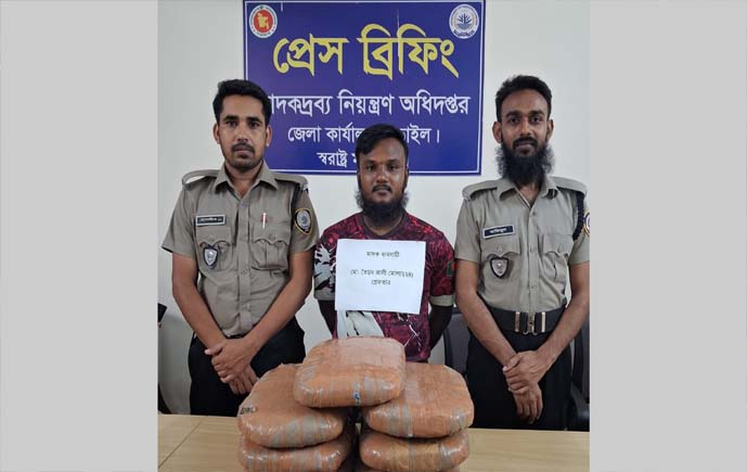লোহাগড়ায় ১৭ কেজি ৫০০ গ্রাম গাঁজাসহ শীর্ষ মাদক কারবারি আটক 