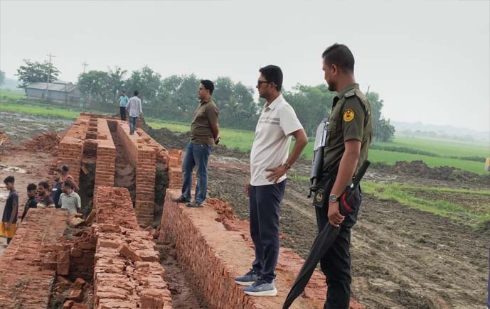 ধামরাইয়ে নির্মাণাধীন অবৈধ ইটভাটা গুঁড়িয়ে দিল উপজেলা প্রশাসন 