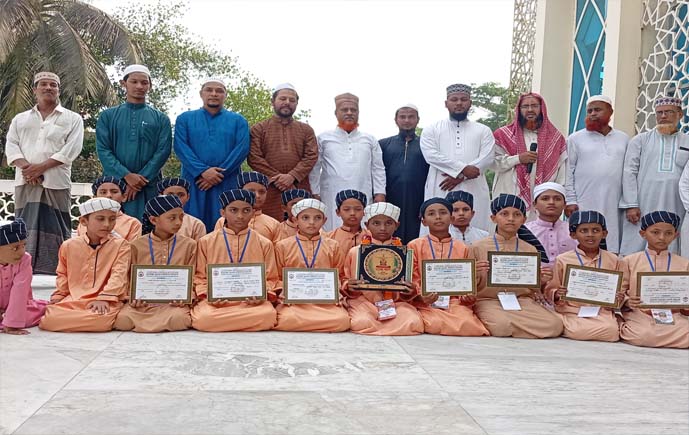 মিরসরাইয়ে হিফজুল কোরআন প্রতিযোগিতায় ১৮৬ জনের মধ্যে ১ম: শিশু হাফেজ উসামাকে সংবর্ধনা 