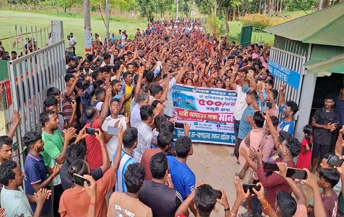 ফটিকছড়ির উদালিয়া চা বাগানে ৪ দফা দাবিতে শ্রমিকদের মানববন্ধন