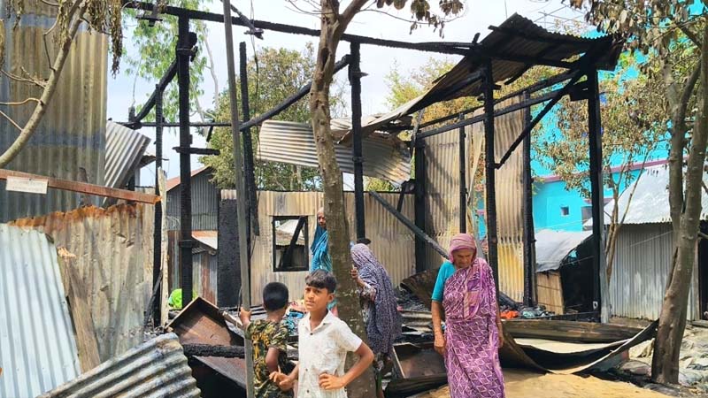 বাঞ্ছারামপুরের সোনারামপুরে  বৈদ্যুতিক শর্টসার্কিট থেকে আগুন, পুড়ে ছাই বসতবাড়ি