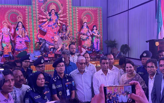 ধামরাইয়ে পূজামণ্ডপ পরিদর্শনে বিভাগীয় কমিশনার, ডিআইজি, ডিসি ও পুলিশ সুপার 