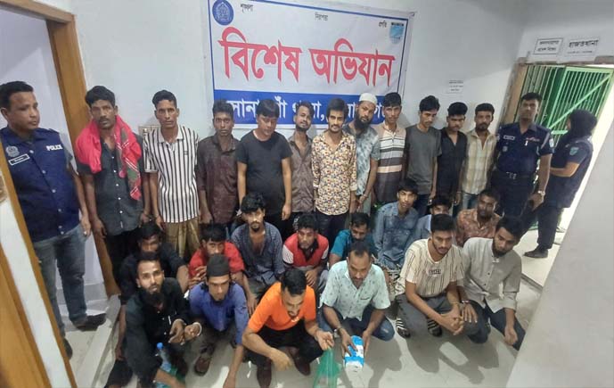 সোনারগাঁয়ে পুলিশের বিশেষ অভিযান, মাদকসেবী-চোরসহ গ্রেপ্তার ২৬ 