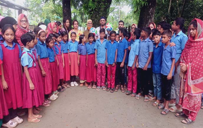 গৌরীপুরে চার প্রাথমিক বিদ্যালয়ের শিক্ষার্থীদের মাঝে ফুটবল বিতরণ