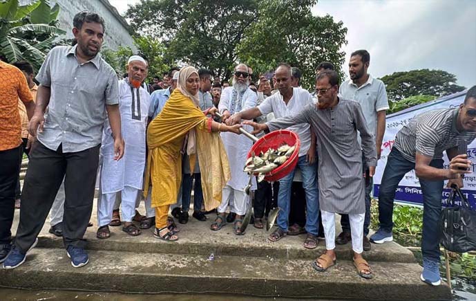 সিরাজদিখানে ইছামতি নদীতে পোনামাছ অবমুক্ত 
