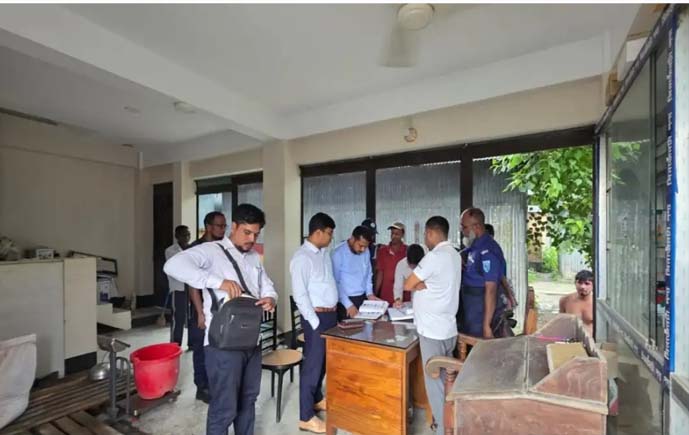 মানিকগঞ্জ দৌলতপুরে সার বিক্রিতে অনিয়ম, ডিলারকে ৫ হাজার টাকা জরিমানা 