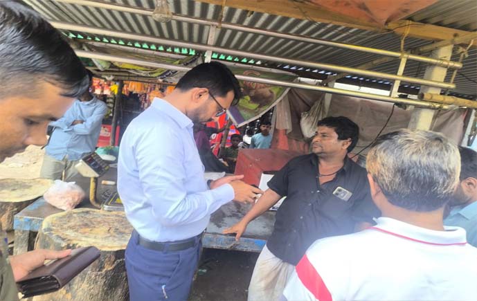 ধামরাইয়ে অস্বাস্থ্যকর পরিবেশে মাংস বিক্রি, কসাইকে ১০ হাজার টাকা জরিমানা