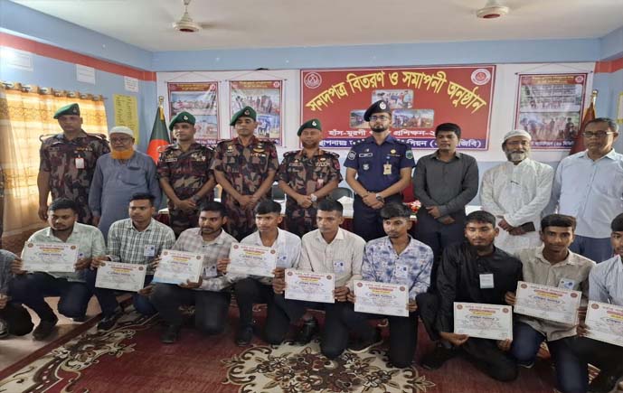 জয়পুরহাটে সীমান্তবর্তী যুবকদের স্বাবলম্বী করতে বিজিবির প্রশিক্ষণ ও সনদ বিতরণ