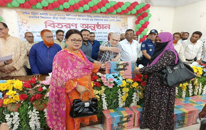 চুনারুঘাটে ক্রীড়া সামগ্রী ও দুস্থ নারীদের মধ্যে সেলাই মেশিন বিতরণ