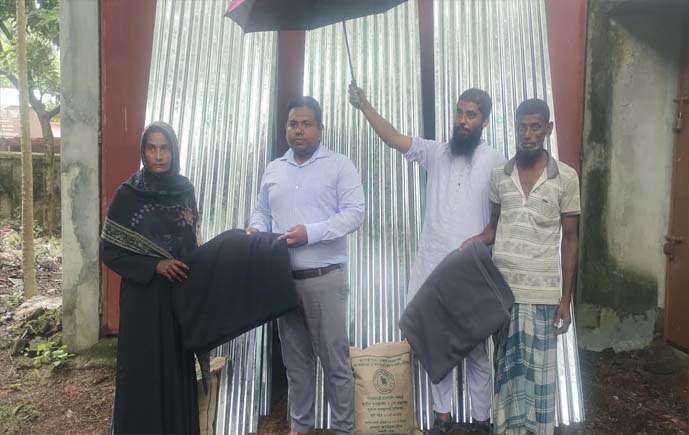 আত্রাইয়ে আগুনে পুড়ে নিঃস্ব দিনমজুর ফেরদৌস, খাদ্য ও ঢেউটিন সহায়তা দিল উপজেলা প্রশাসন 