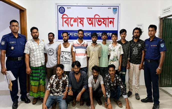 সোনারগাঁয়ে পুলিশের অভিযানে মাদক ও পরোয়ানাভুক্ত আসামিসহ গ্রেপ্তার ১৪