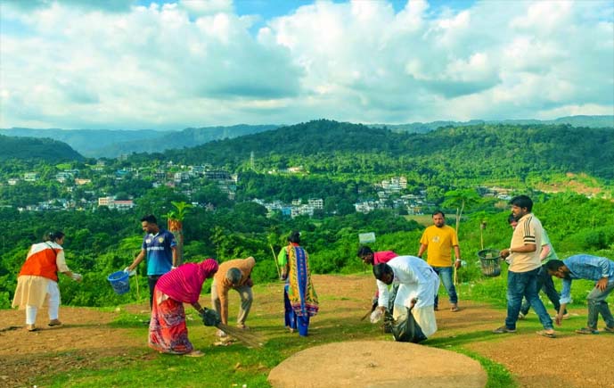 পর্যটন কেন্দ্র জাফলংয়ে ওয়ার্ল্ড ভিশনের পরিস্কার পরিচ্ছন্নতা অভিযান ও ছাতা বিতরণ