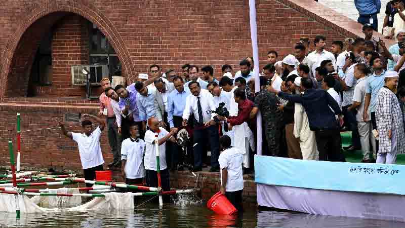 স্পীকার কর্তৃক জাতীয় সংসদ ভবন লেকে পোনা মাছ অবমুক্তকরণ
