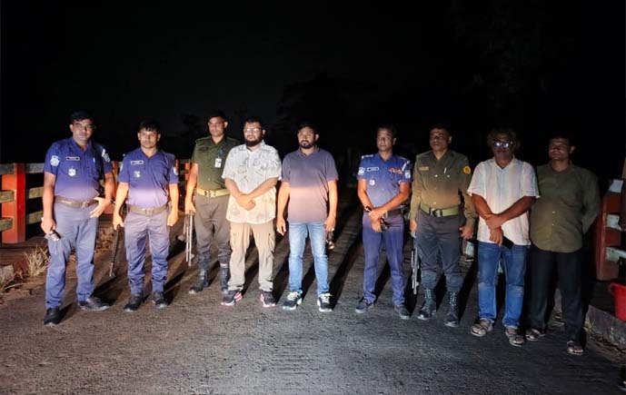 কালিয়াকৈরে রাতে তুরাগ নদীতে ইলেকট্রিক শক দিয়ে মাছ শিকারবিরোধী অভিযান 