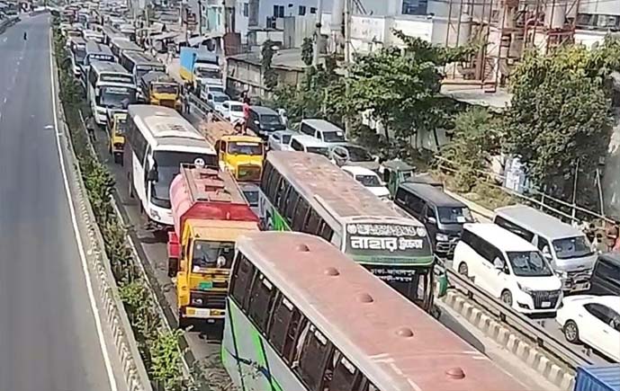 কালিয়াকৈরে অটোরিকশাচালকদের মহাসড়ক অবরোধ, এক ঘণ্টা পর প্রত্যাহার 