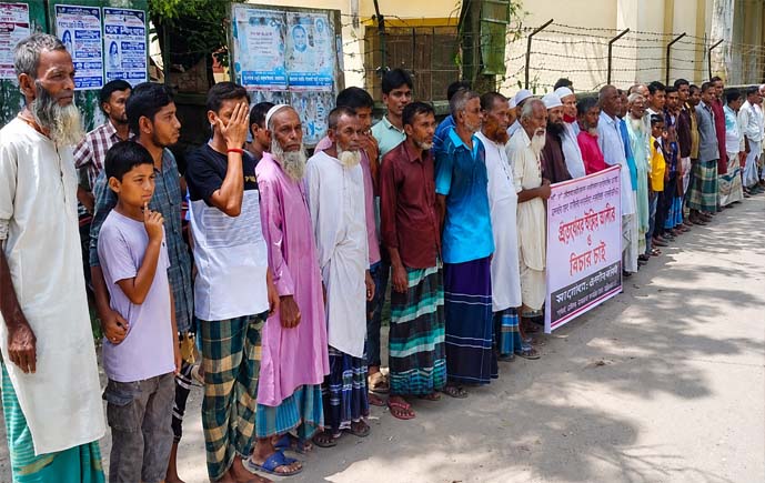 নাগেশ্বরীতে এসআই ইদ্রিস আলীর প্রত্যাহারের দাবিতে বিক্ষোভ ও মানববন্ধন