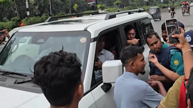 মন্ত্রী বললেন বাবা শোনো, বিক্ষোভকারী বললেন ‘এখানে দেশ বিক্রি হচ্ছে, ঢুকতে দেবো না’