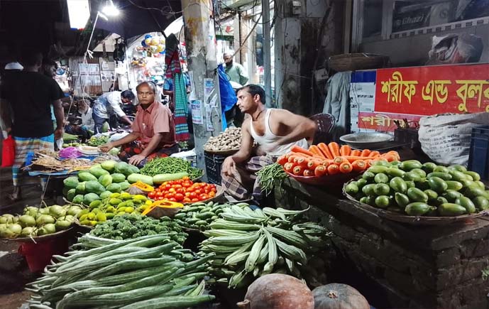 বৃষ্টির প্রভাবে তাড়াইল উপজেলায় চড়া সবজির বাজার, ক্রেতাদের দীর্ঘশ্বাস