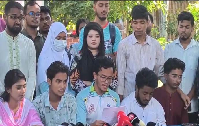 ডিসিইউ শিক্ষার্থীদের ১৩ দফা দাবি, দ্রুত বাস্তবায়নের আহ্বান