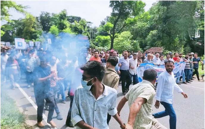 সংঘর্ষ ও উত্তেজনার মধ্য দিয়ে সীতাকুণ্ডে বিএনপির প্রতিষ্ঠাবার্ষিকী পালিত মহাসড়ক অবরোধ