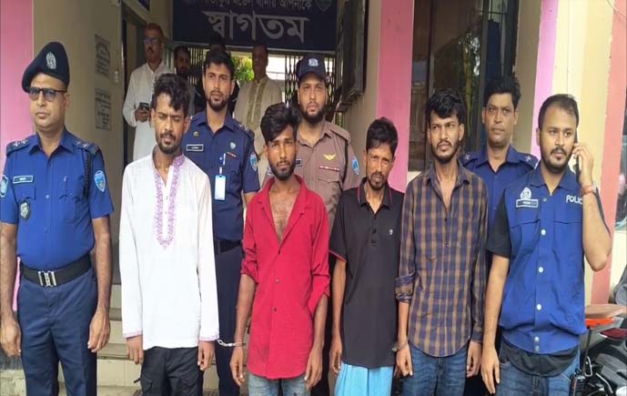 সীতাকুণ্ডের জঙ্গল সলিমপুরে পুলিশের সাঁড়াশি অভিযান, শর্টগান-পিস্তলসহ আটক ৫