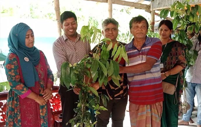 জলবায়ু সহনশীলতায় মোংলায় ফলদ ও বনজ গাছের চারা বিতরণ