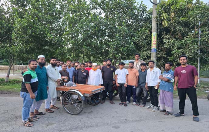ভ্যানচালকের মুখে ফিরল হাসি, মানবিক উদ্যোগে নতুন ভ্যান উপহার