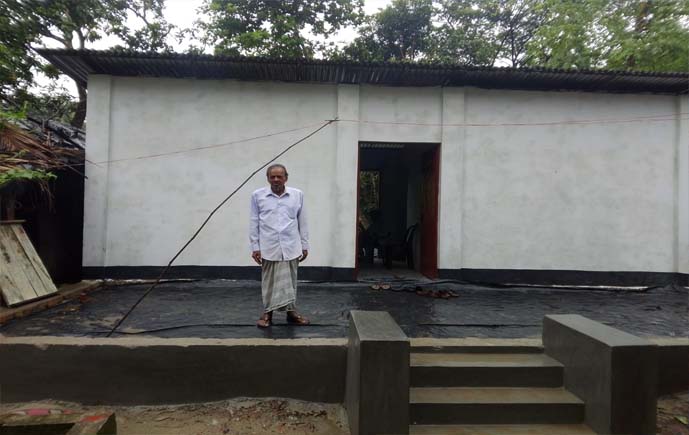 কমলনগরে অসহায় মমিন উল্লাহকে নতুন ঘর উপহার দিলেন হুইপ আশরাফ উদ্দিন নিজান