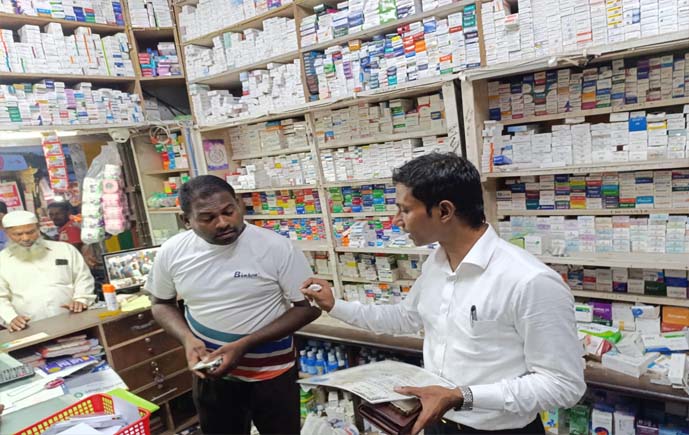 ফটিকছড়িতে অবৈধ ও মেয়াদোত্তীর্ণ ঔষধ বিক্রির দায়ে ৪ ফার্মেসিকে লাখ টাকা জরিমানা