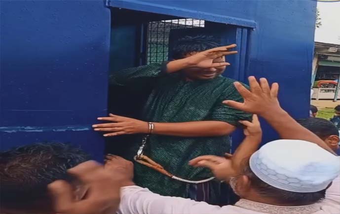 প্যারোলে মুক্তি পেয়ে মায়ের জানাজায় স্বেচ্ছাসেবক লীগ নেতা