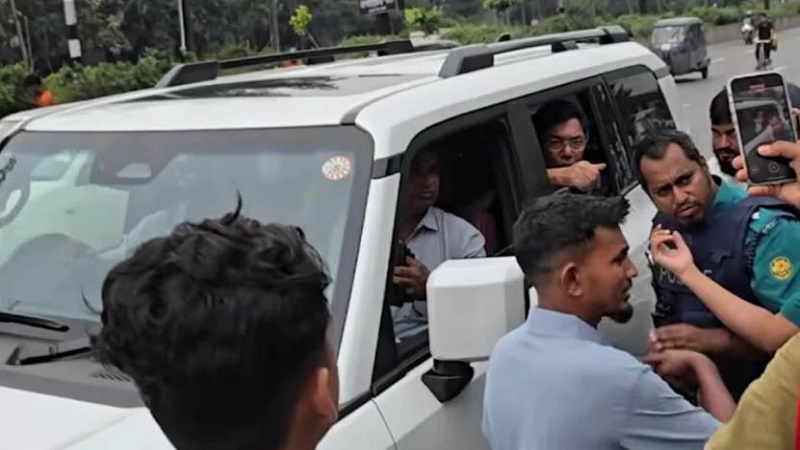 মন্ত্রী বললেন বাবা শোনো, বিক্ষোভকারী বললেন ‘এখানে দেশ বিক্রি হচ্ছে, ঢুকতে দেবো না