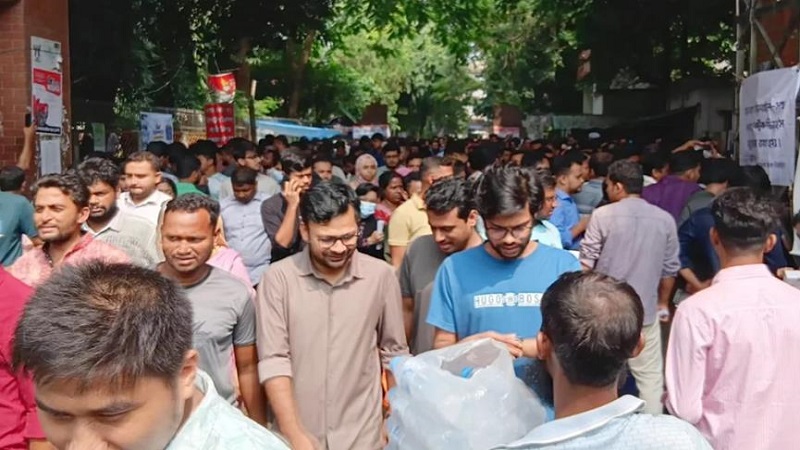 প্রশ্নপত্র ফাঁসের অভিযোগে যুব উন্নয়ন অধিদপ্তরের নিয়োগ পরীক্ষা স্থগিত, সড়ক অবরোধ