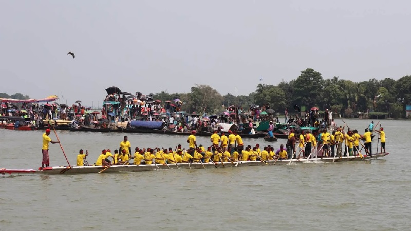 ইটনায় সুরমা নদীতে ঐতিহ্যবাহী নৌকাবাইচ