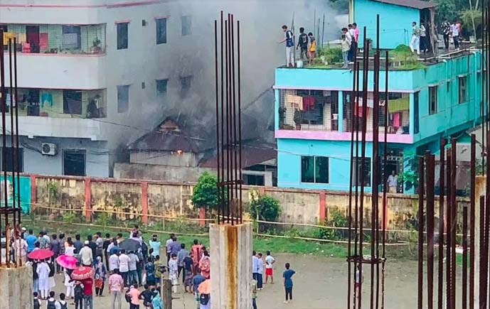 কালিয়াকৈর বাজারে অগ্নিকাণ্ডে পুড়ল পাঁচ টিনশেড কক্ষ