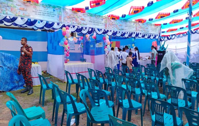 জলবায়ু ও দুর্যোগ প্রস্তুতি মেলায় চরম অব্যবস্থাপনা: বৃষ্টির জলে ভিজল শিক্ষার্থী ও অতিথিরা