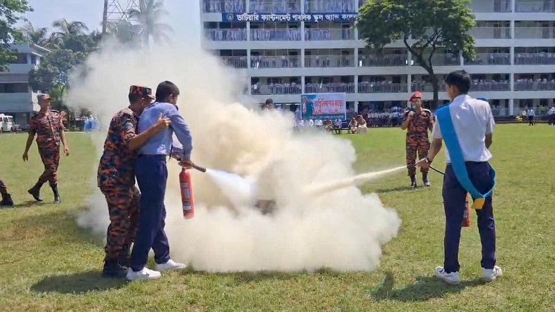 ভাটিয়ারি ক্যান্টনমেন্ট পাবলিক স্কুল অ্যান্ড কলেজে অগ্নি নির্বাপণ মহড়া, শিক্ষার্থীদের হাতে-কলমে প্রশিক্ষণ