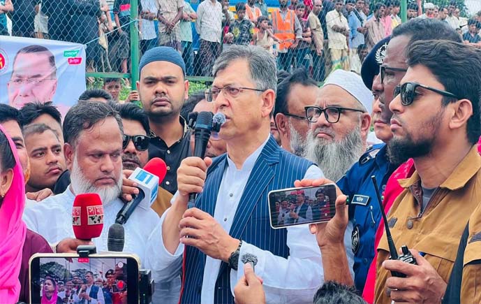 মাতামুহুরীর ভাঙন ও বন্যা পরিস্থিতি পরিদর্শনে চকরিয়ায় স্বরাষ্ট্রমন্ত্রী: ত্রাণ বিতরণ ও সহায়তার আশ্বাস