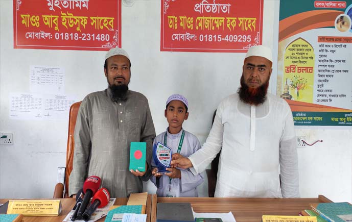 চান্দিনায় হিফজুল কোরআন প্রতিযোগিতায় প্রথম স্থান অর্জনকারী শিক্ষার্থীকে সংবর্ধনা