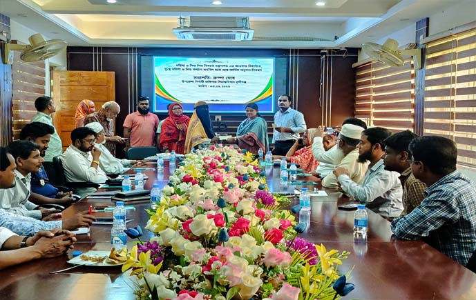 সিরাজদিখানে নির্যাতিত ও দুঃস্থ নারী-শিশুদের মাঝে আর্থিক অনুদান বিতরণ