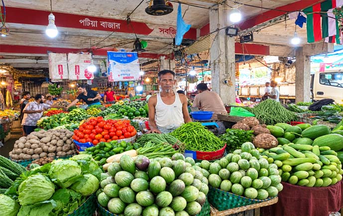 শীতের আগাম সবজি বাজারে, বাড়তি দামে নাভিশ্বাস ক্রেতাদের 