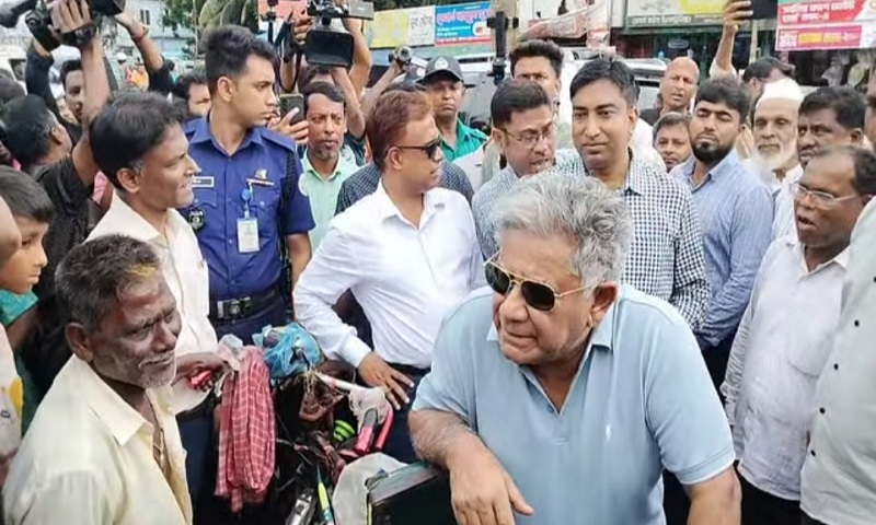 বরিশালে সাধারণ মানুষের কথা শুনলেন উপদেষ্টা সাখাওয়াত
