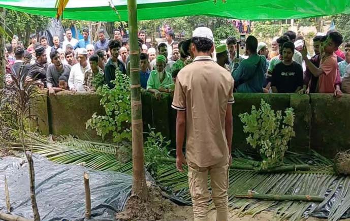 চন্দ্রগঞ্জ উপজেলার কামারহাট  এলাকার সৌদি প্রবাসী দুই ভাই এর দাফন সম্পন্ন 